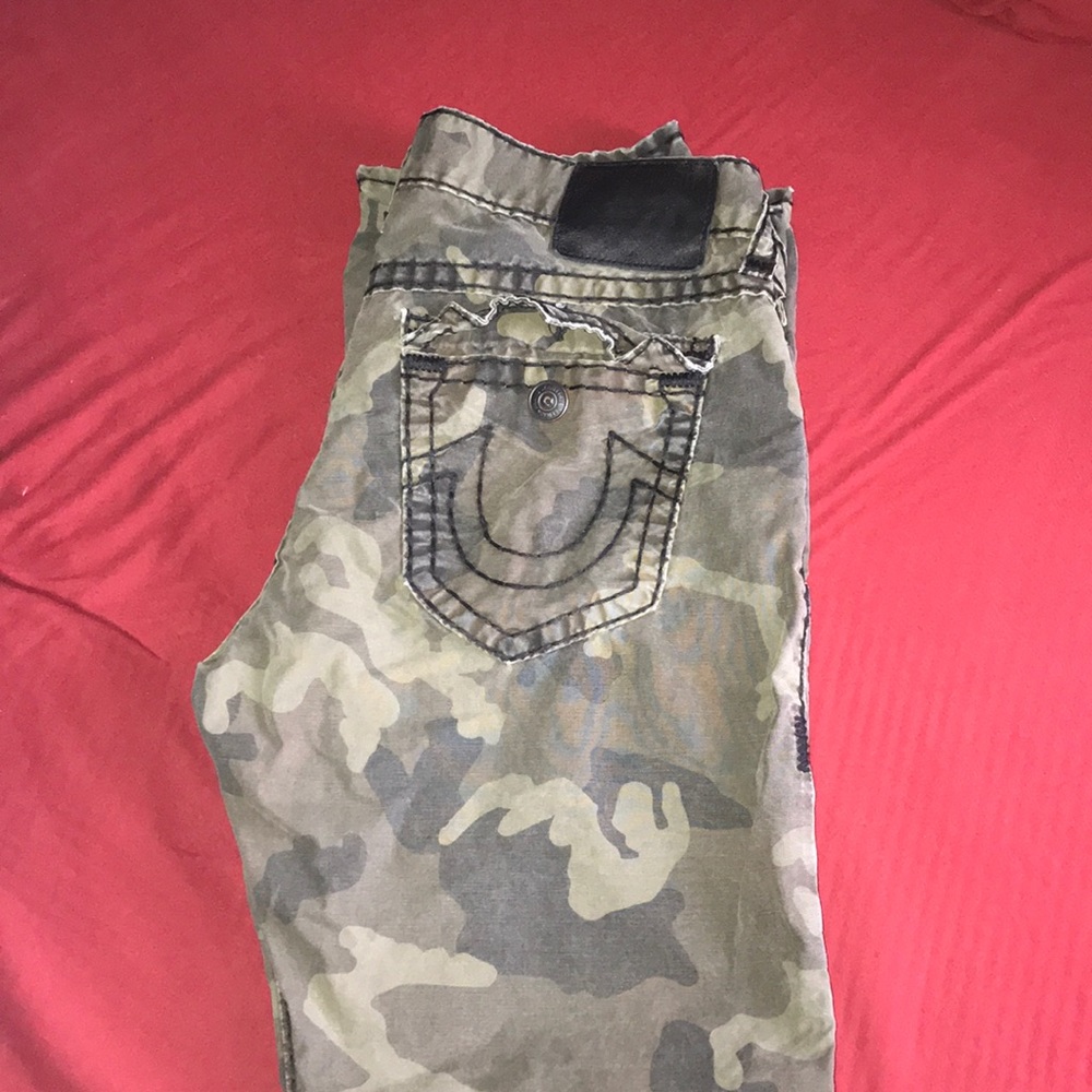 TRUE RELIGION CAMO JEAN SIZE 38